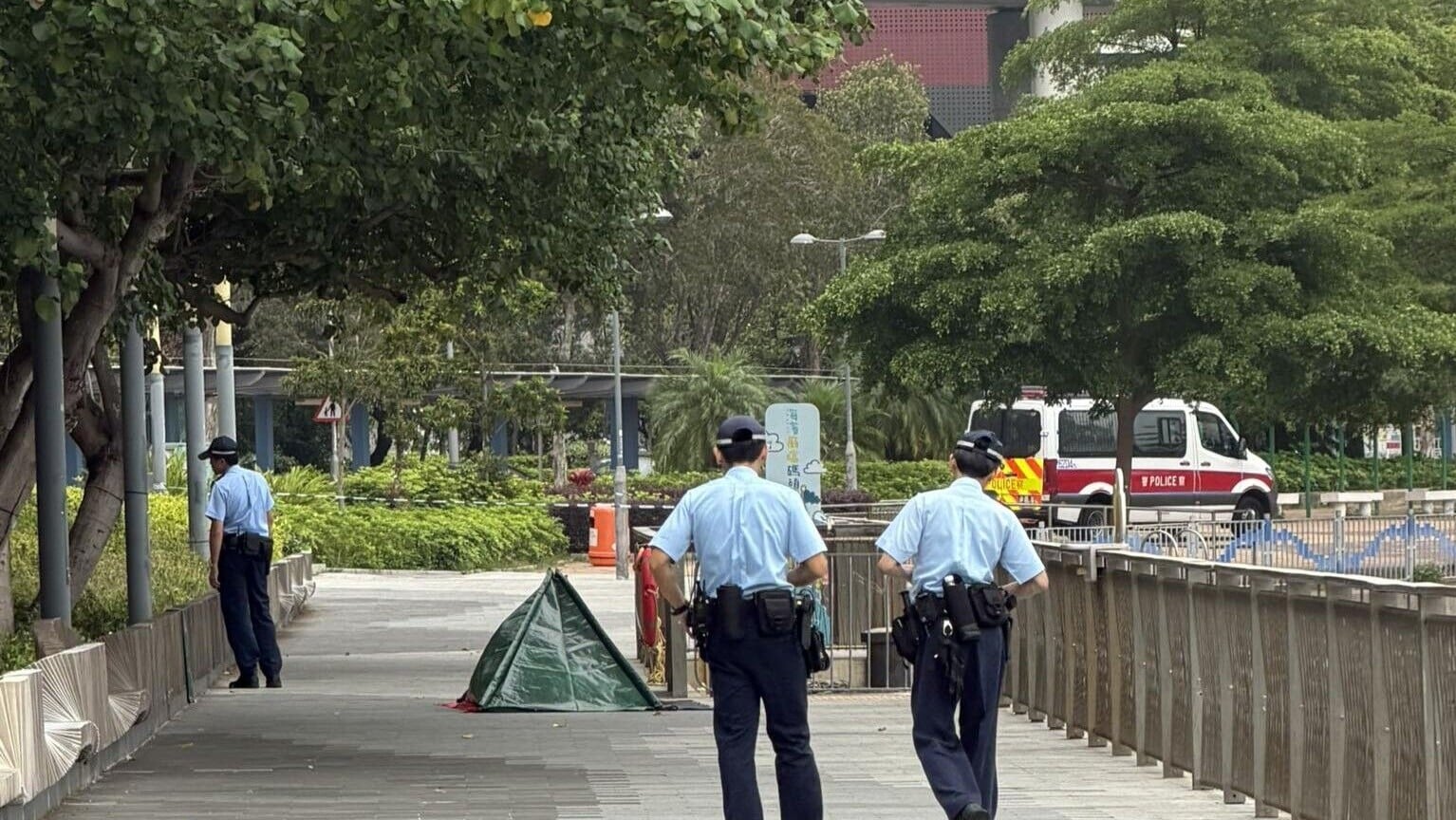 荃灣海興路公廁對開海面男子載浮載沉　救起當場證實不治