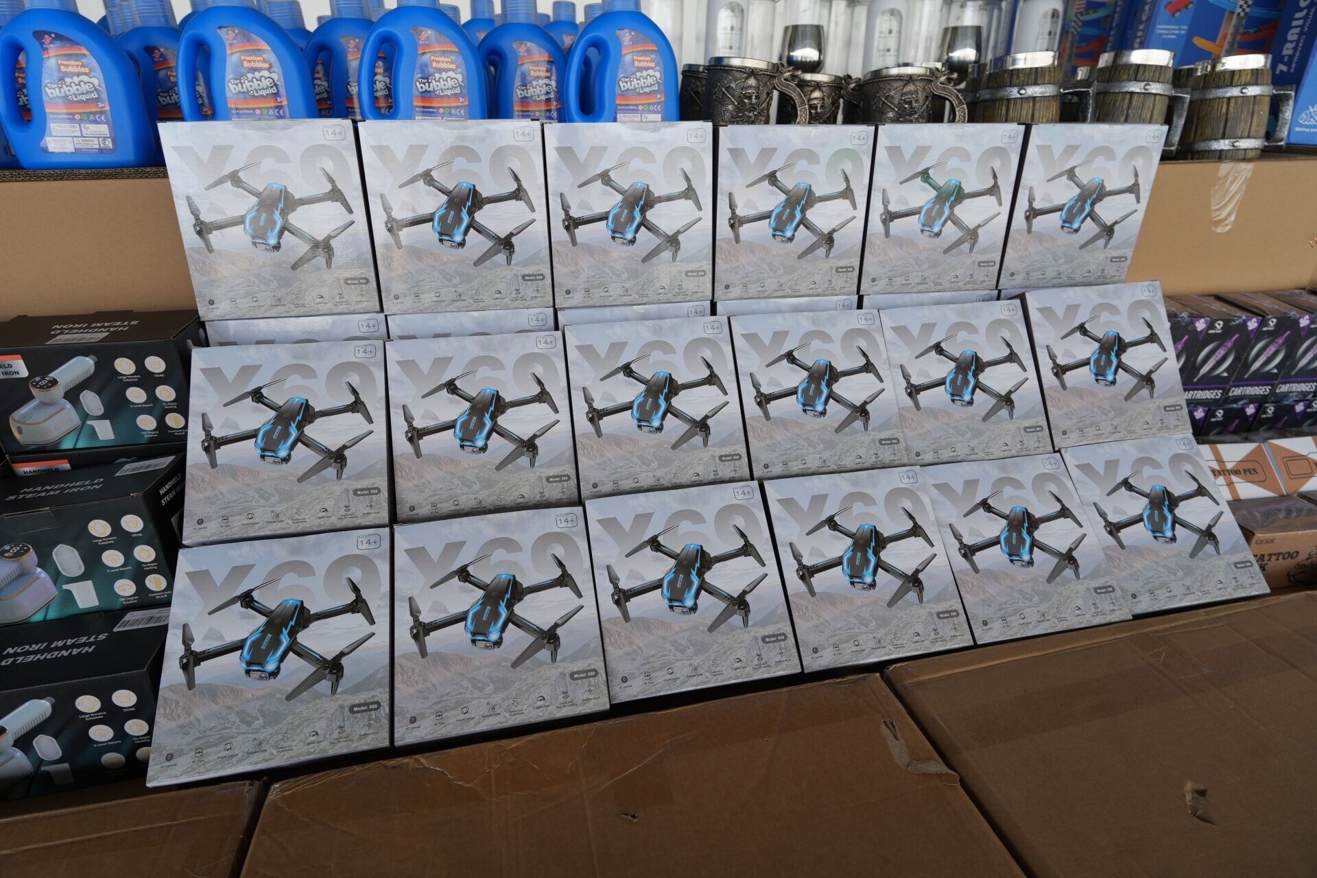 海關截赴澳洲走私遠洋船,揭「洗衣籃」實為2000萬元無人機私煙等。(政府新聞處)