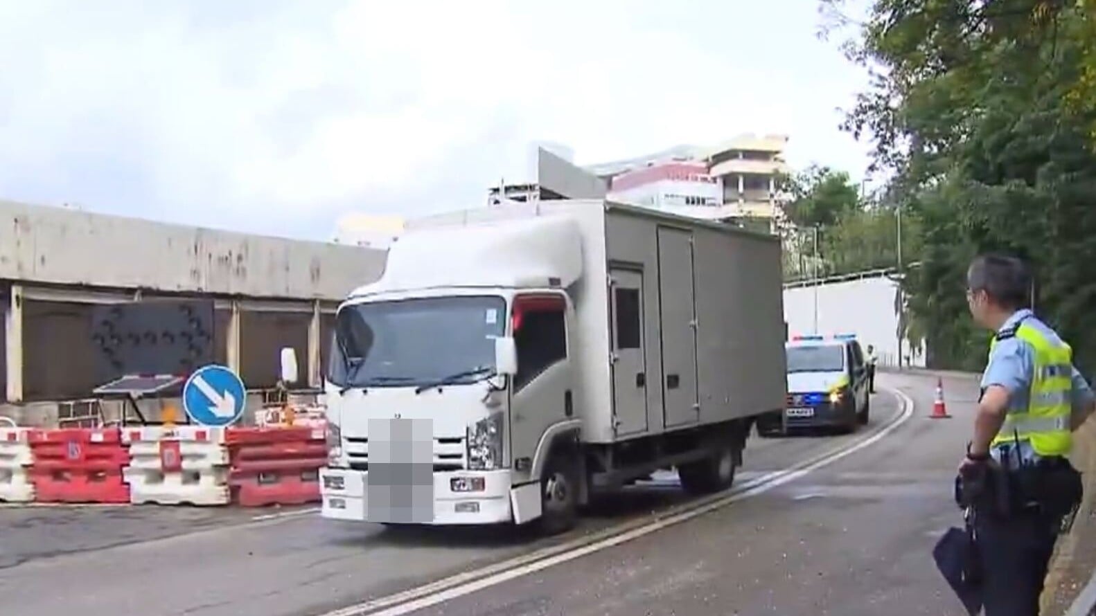 油塘女子捱貨車撞頭髮被扯甩掛倒後鏡　送院搶救後不治