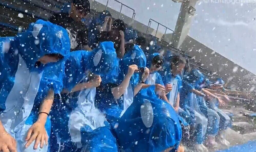 不管有或沒有穿上雨衣的新員工隨即變成「落湯雞」。(X)