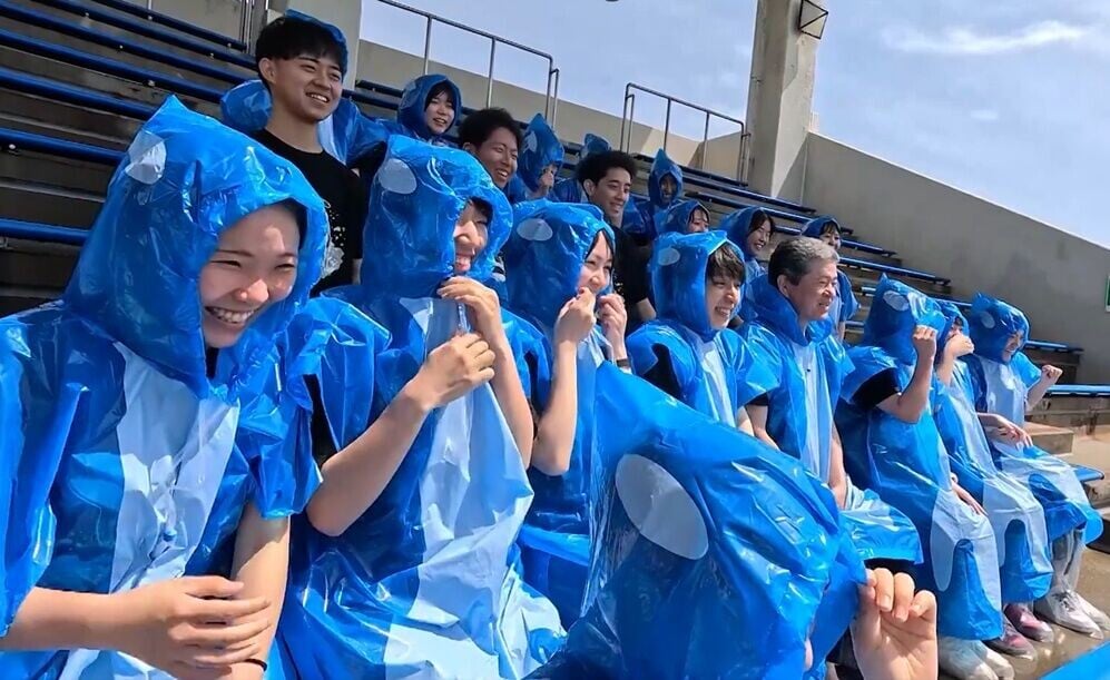 新員工都緊張等待「拉拉」的祝福。(X)