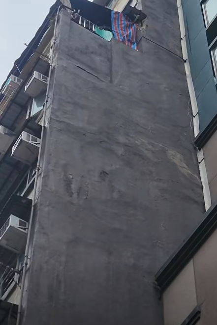 北角春秧街大廈石屎剝落,擊中攤檔太陽傘險傷3翁。(香港突發事故報料區2.0)