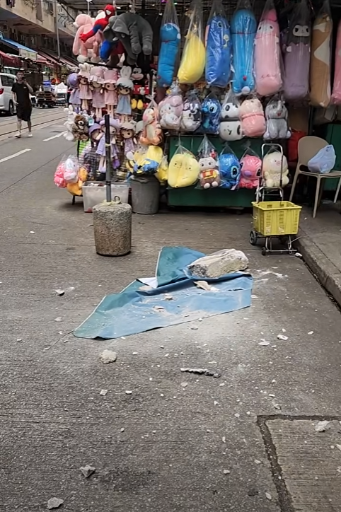 北角春秧街大廈石屎剝落,擊中攤檔太陽傘險傷3翁。(香港突發事故報料區2.0)