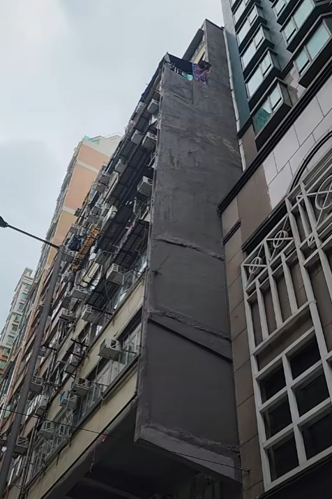 北角春秧街大廈石屎剝落,擊中攤檔太陽傘險傷3翁。(香港突發事故報料區2.0)