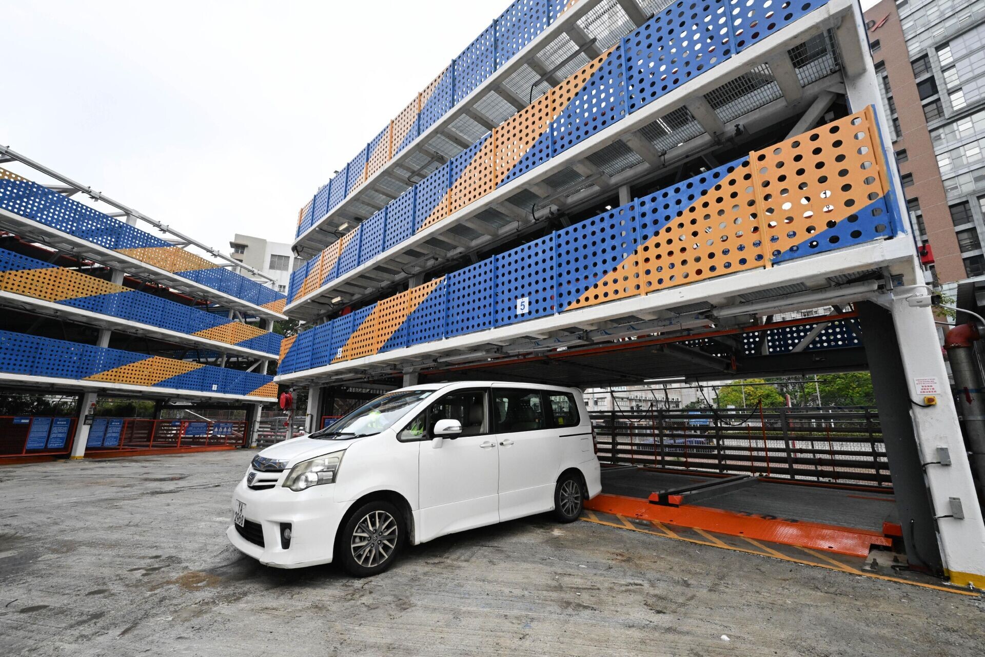 油麻地海泓道短期租約停車場自動泊車系統投入服務。(運輸署)