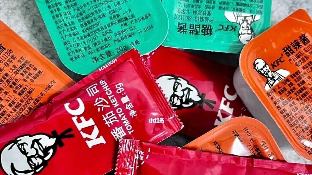據內媒報道，有網民發現內地肯德基自20日起，不再免費提供額外的醬料。(澎湃新聞)