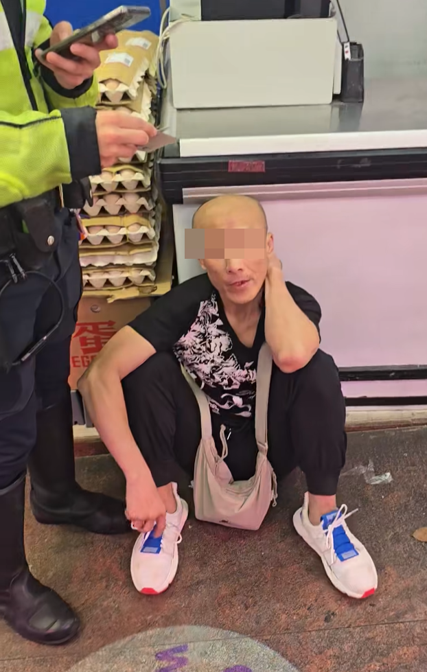 警方接獲啟田商場佳寶超市一名職員報案,指發現一名男子企圖取走三箱價值共約750元的海鮮並拒絕付款,遂將其截停。被捕男子不忿怒斥拍片者。(車cam L(香港群組))