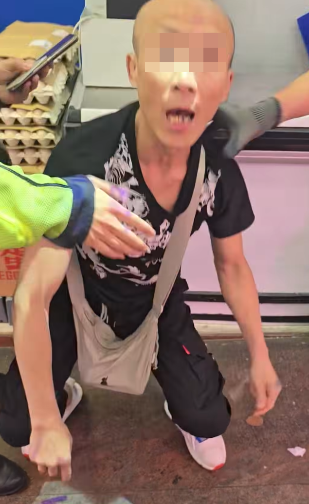 警方接獲啟田商場佳寶超市一名職員報案,指發現一名男子企圖取走三箱價值共約750元的海鮮並拒絕付款,遂將其截停。被捕男子不忿怒斥拍片者。(車cam L(香港群組))