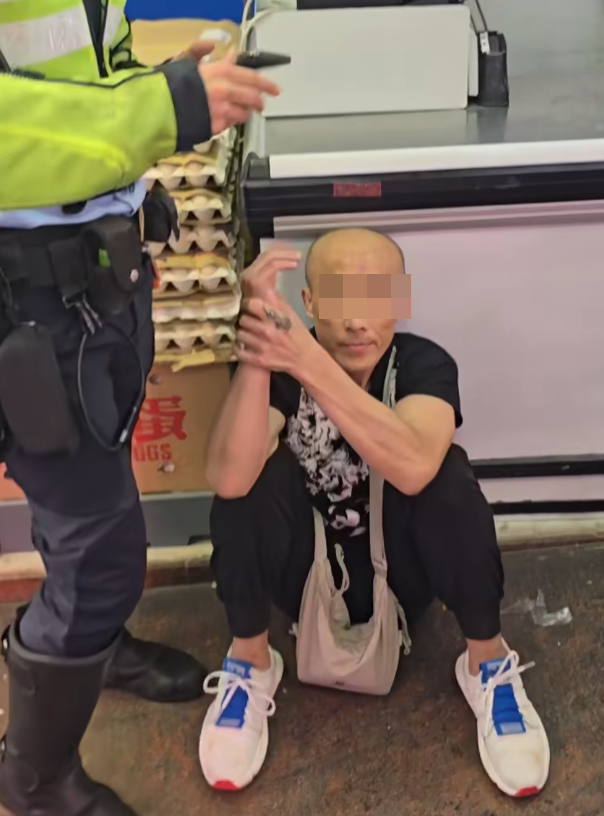 警方接獲啟田商場佳寶超市一名職員報案,指發現一名男子企圖取走三箱價值共約750元的海鮮並拒絕付款,遂將其截停。被捕男子不忿怒斥拍片者。(車cam L(香港群組))