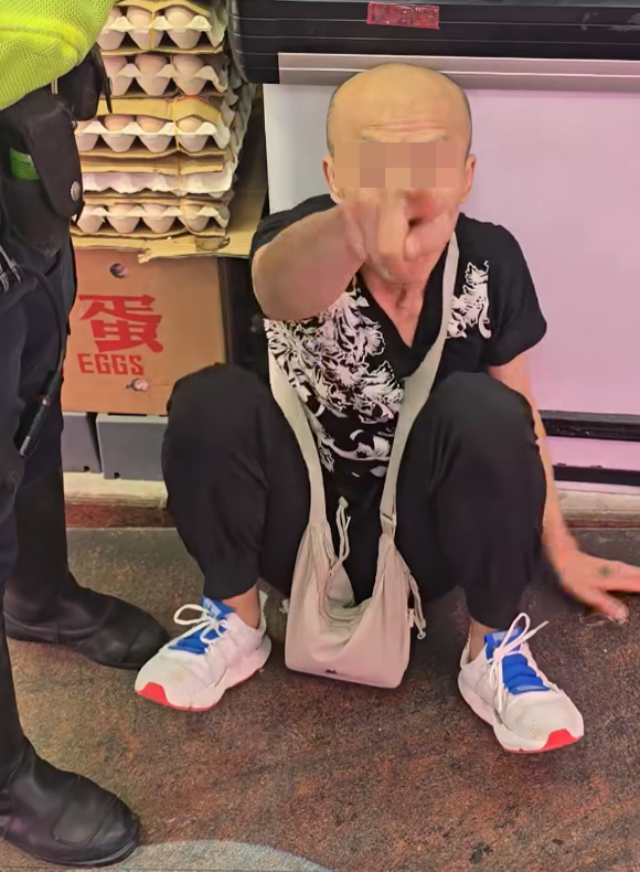 警方接獲啟田商場佳寶超市一名職員報案,指發現一名男子企圖取走三箱價值共約750元的海鮮並拒絕付款,遂將其截停。被捕男子不忿怒斥拍片者。(車cam L(香港群組))
