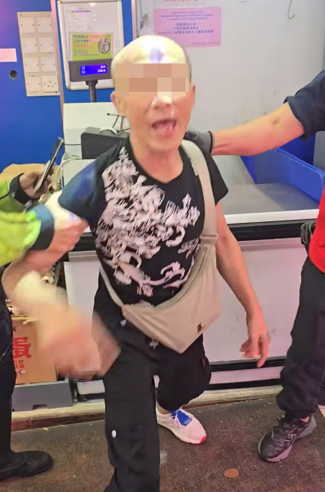 警方接獲啟田商場佳寶超市一名職員報案,指發現一名男子企圖取走三箱價值共約750元的海鮮並拒絕付款,遂將其截停。被捕男子不忿怒斥拍片者。(車cam L(香港群組))