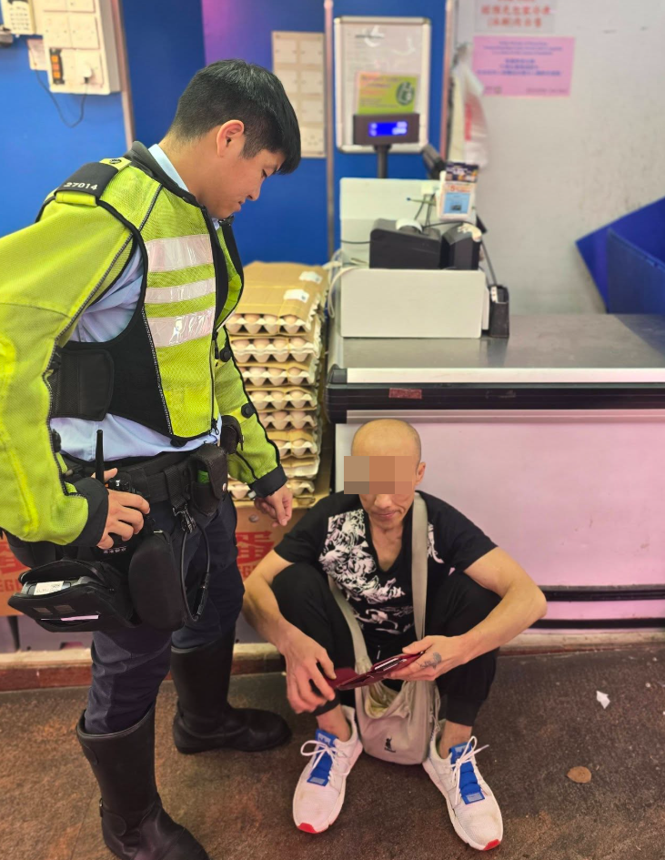 警方接獲啟田商場佳寶超市一名職員報案,指發現一名男子企圖取走三箱價值共約750元的海鮮並拒絕付款,遂將其截停。被捕男子不忿怒斥拍片者。(車cam L(香港群組))