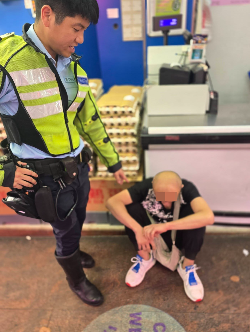 警方接獲啟田商場佳寶超市一名職員報案,指發現一名男子企圖取走三箱價值共約750元的海鮮並拒絕付款,遂將其截停。被捕男子不忿怒斥拍片者。(車cam L(香港群組))