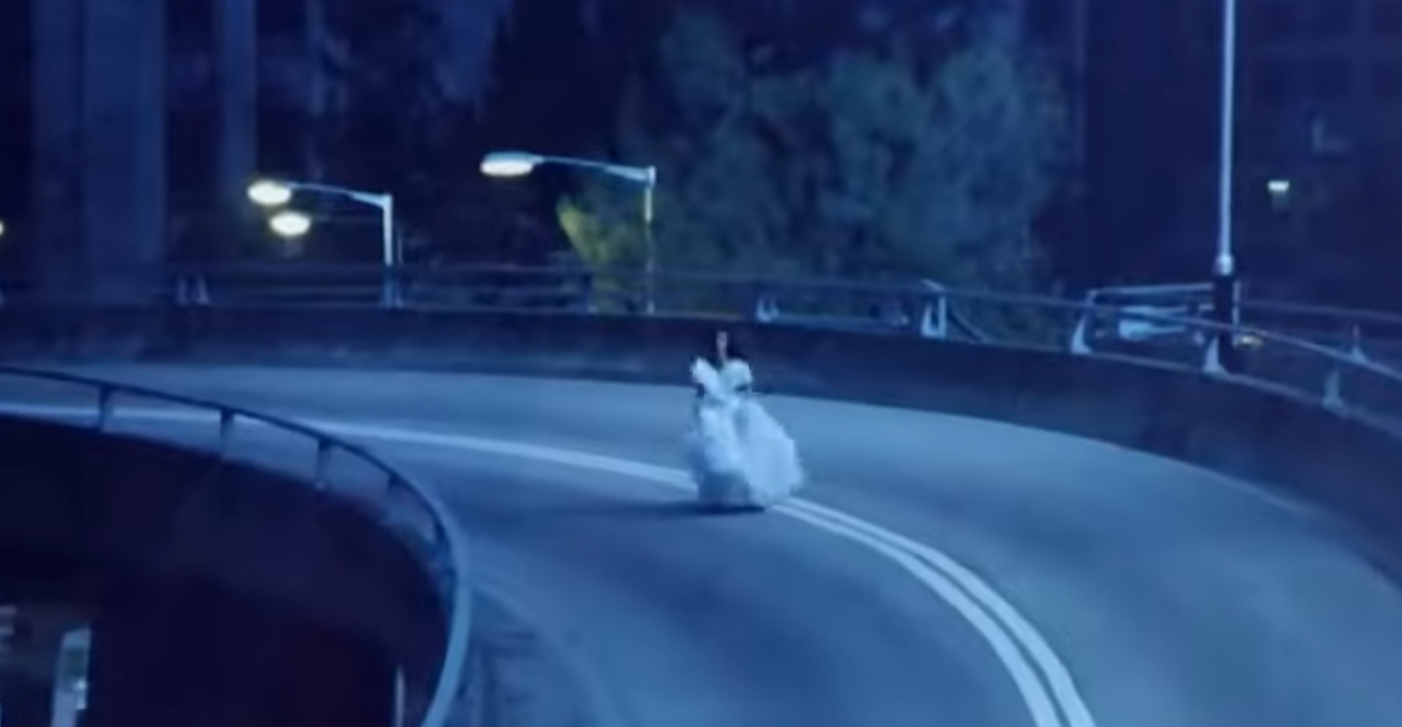 事發地點為中環花園道天橋,與經典港產片《天若有情》女主角吳倩蓮穿着婚紗跑天橋一幕的紅棉道天橋連接(影片截圖)