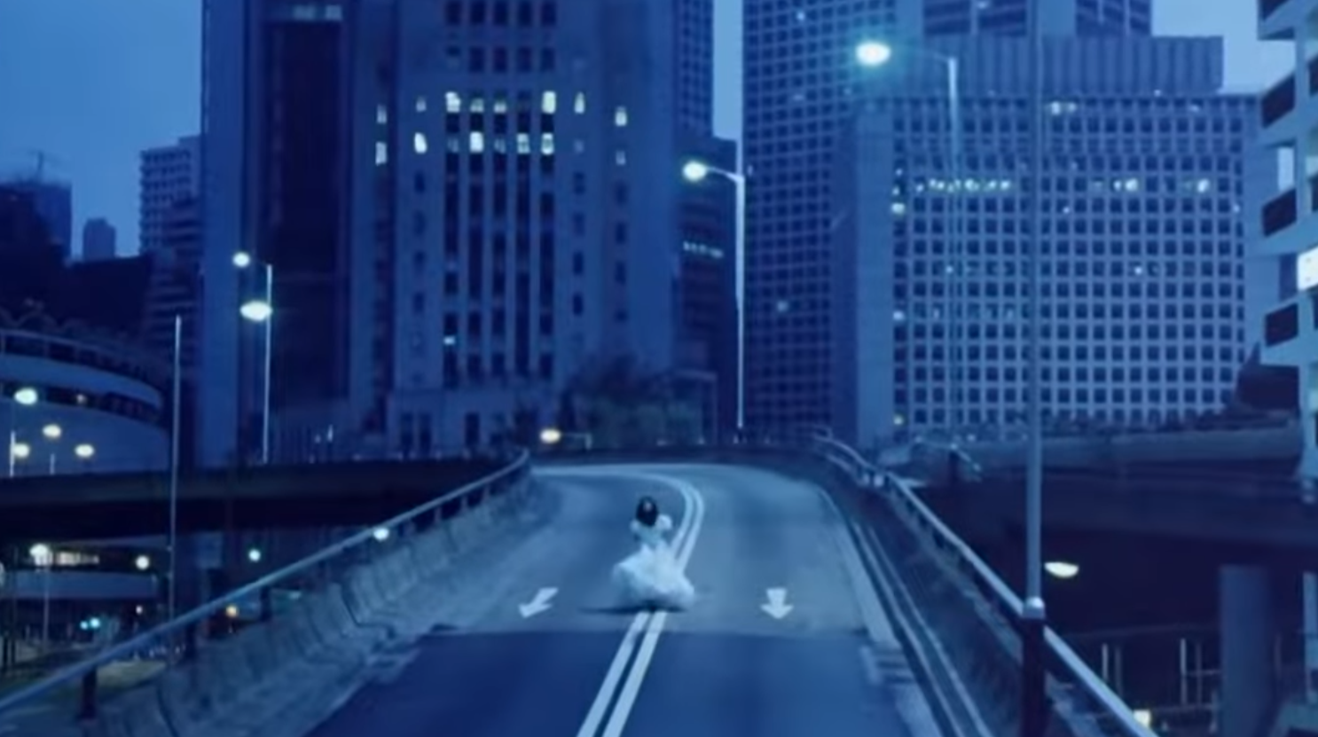 事發地點為中環花園道天橋,與經典港產片《天若有情》女主角吳倩蓮穿着婚紗跑天橋一幕的紅棉道天橋連接(影片截圖)