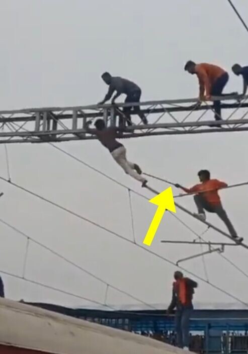 列車頂和電線桿分別有人向男子揮動木棍,亦有人向他揮拳和腳踹。(X)