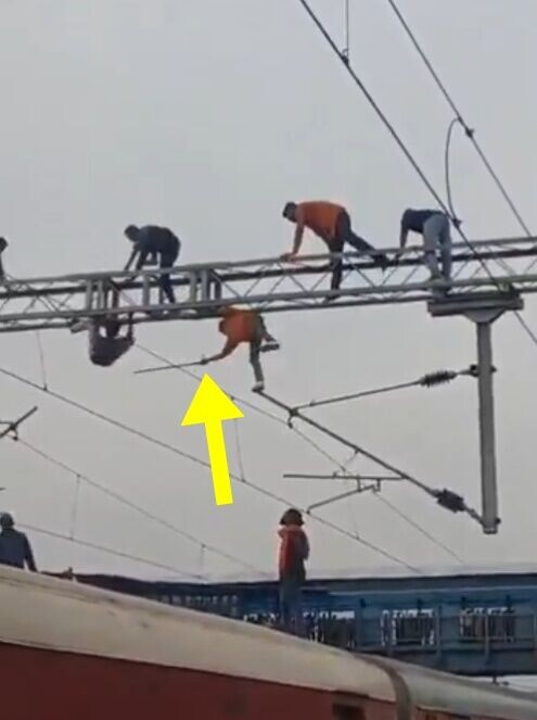 列車頂和電線桿分別有人向男子揮動木棍,亦有人向他揮拳和腳踹。(X)