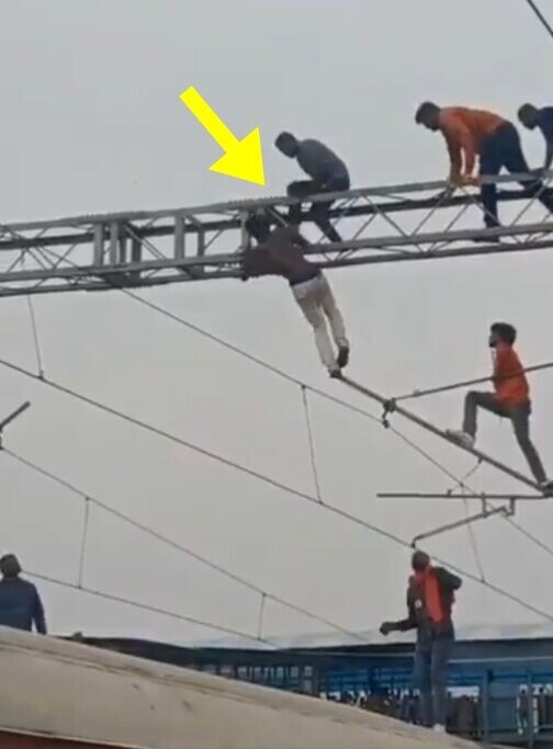 列車頂和電線桿分別有人向男子揮動木棍,亦有人向他揮拳和腳踹。(X)