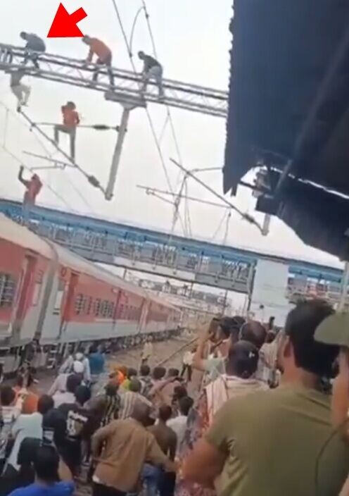 列車頂和電線桿分別有人向男子揮動木棍,亦有人向他揮拳和腳踹。(X)