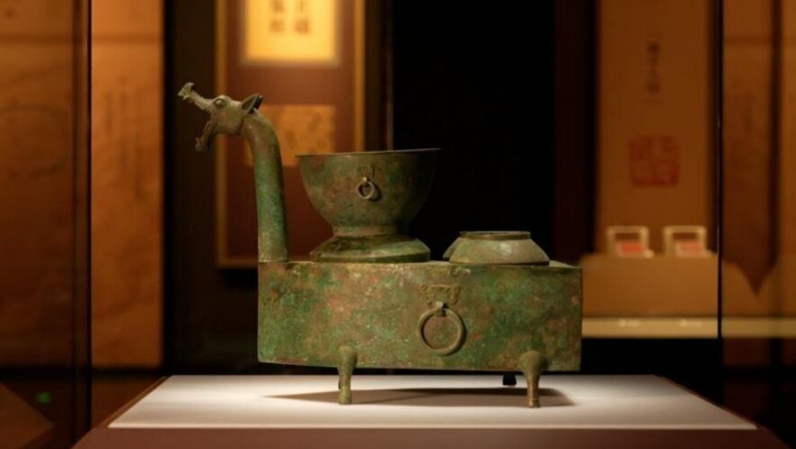 中國文物｜龍首青銅灶可同時蒸、炒、煮2000年前廚房黑科技內蒙古出土