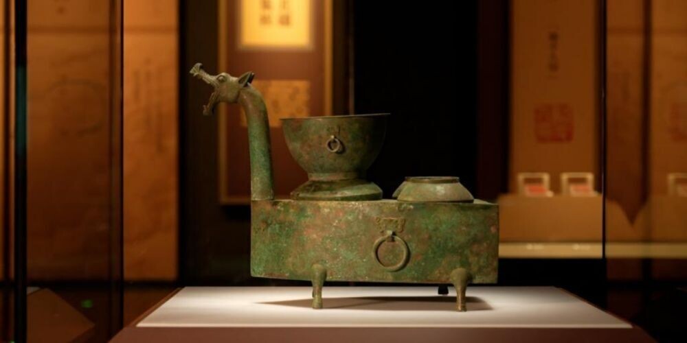 中國文物｜龍首青銅灶可同時蒸、炒、煮2000年前廚房黑科技內蒙古出土