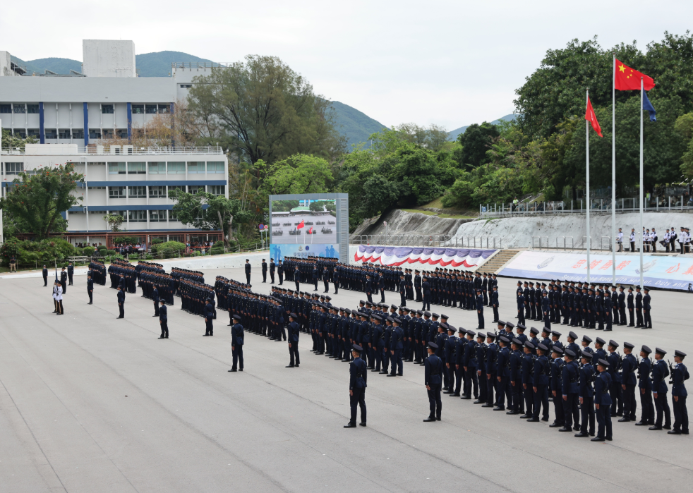 警察學院舉行結業會操,律政司司長林定國在典禮中檢閱畢業的見習督察和學警。(中通社)