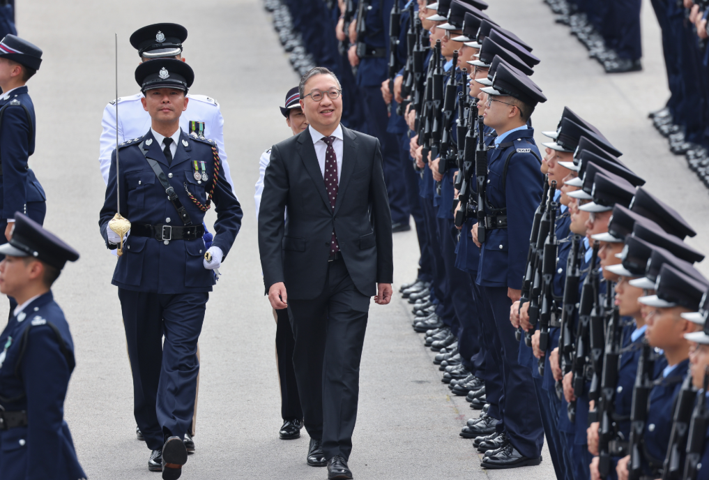 警察學院舉行結業會操,律政司司長林定國在典禮中檢閱畢業的見習督察和學警。(中通社)