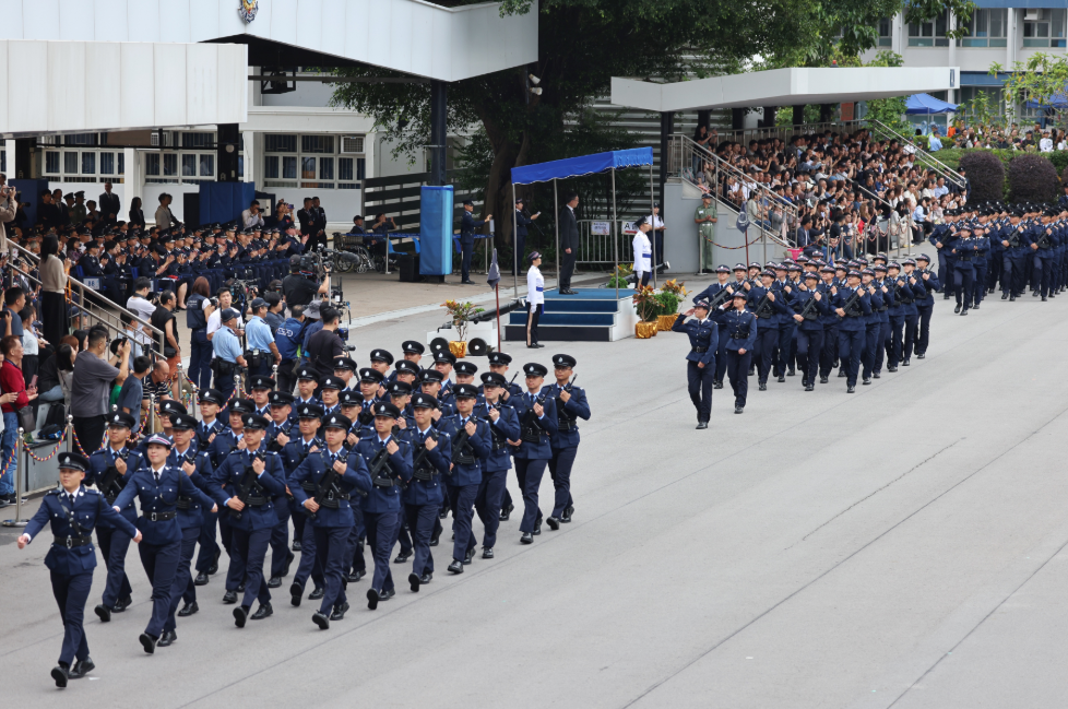 警察學院舉行結業會操,律政司司長林定國在典禮中檢閱畢業的見習督察和學警。(中通社)