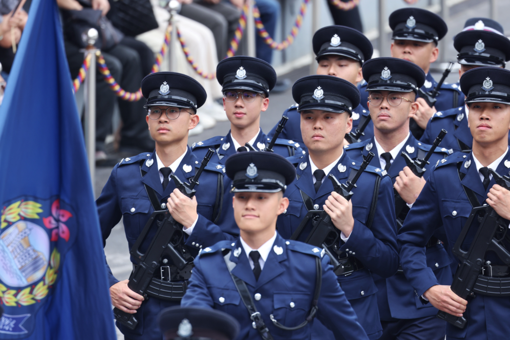 警察學院舉行結業會操,律政司司長林定國在典禮中檢閱畢業的見習督察和學警。(中通社)