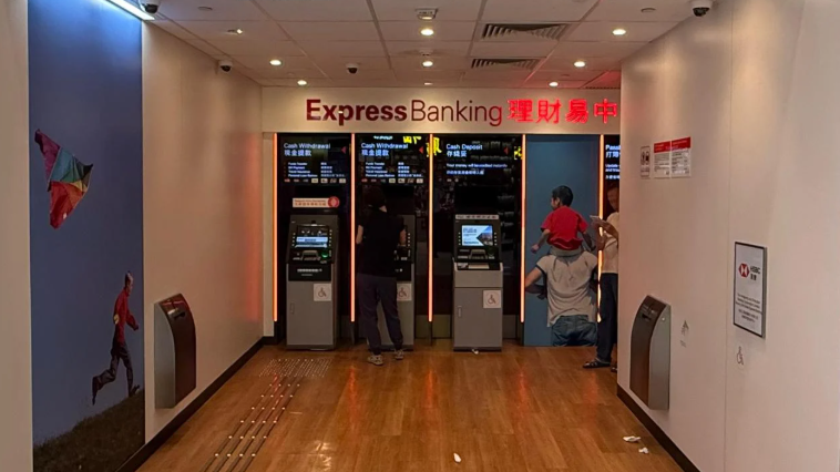 將軍澳一名婆婆懷疑墮電騙，在尚德廣場TKO Spot的滙豐櫃員機（ATM）前開視像電話按陌生人指示準備過數。有街坊發現婆婆行為有異及時合力制止，助其力保不失。(領展官網)