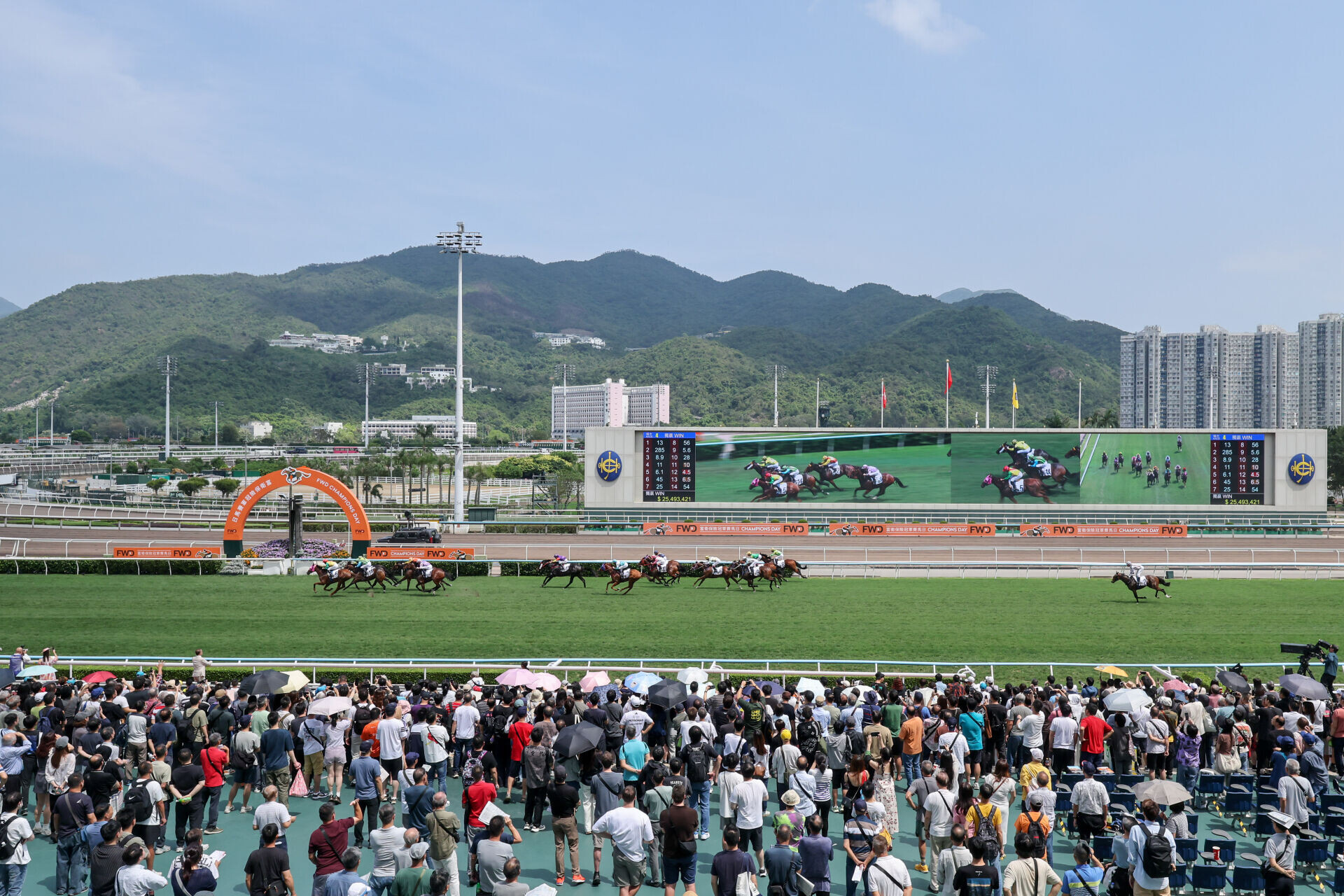 富衛保險冠軍賽日吸引逾41,000人入場,當中旅客人數超過13,000人,較去年大增40%。202526年度馬季尚餘兩個半月,累積入場旅客已突破30萬人大關,較上季全季總數大幅飆升近57%。(馬會圖片)