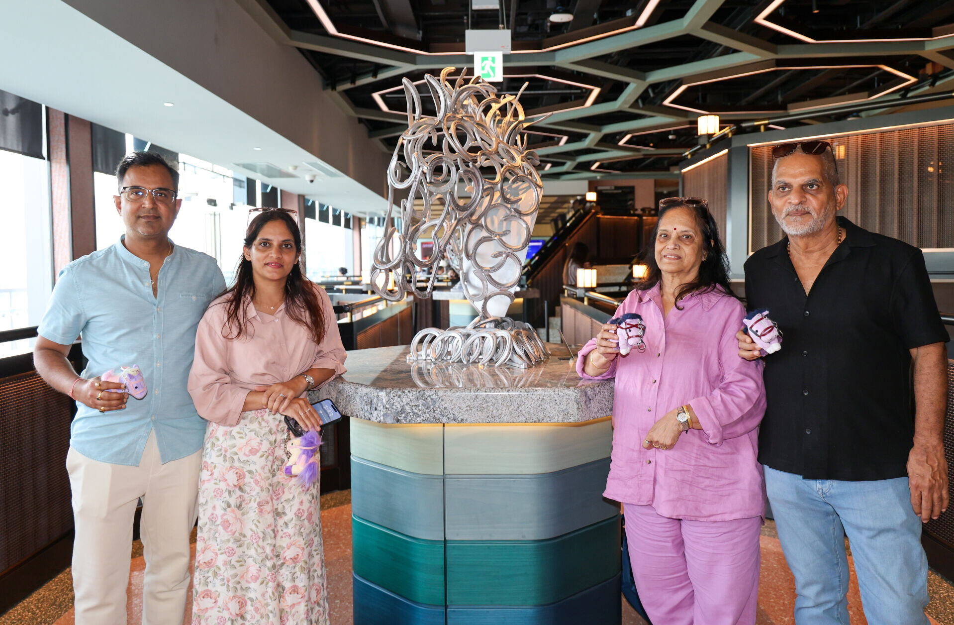 Ruchi Porwal(左二)與丈夫Maniah Jain(左一),帶同來自印度的父母首度前往沙田馬場觀看賽事,他們對場內的熾熱氣氛感到難忘,打算日後再入場觀賽。(馬會圖片)
