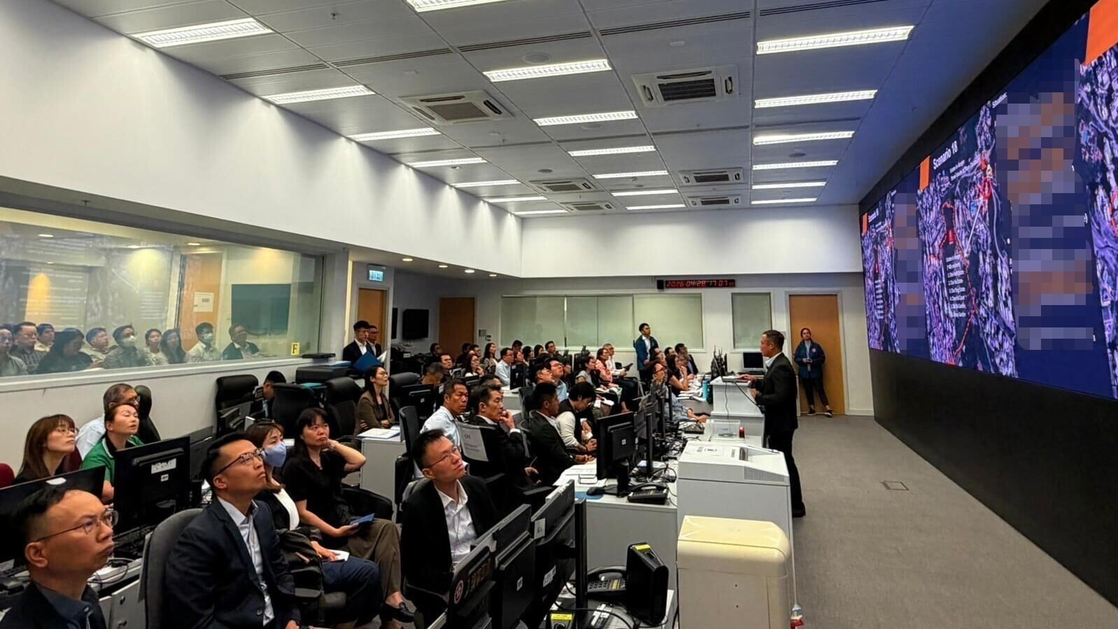 保安局今日在政府總部的緊急事故監察及支援中心舉行颱風前跨部門桌面演習，藉此加強各政策局、部門及其他相關機構的應變和協作，以應對超強颱風及／或暴雨襲港時可能出現的緊急情況。