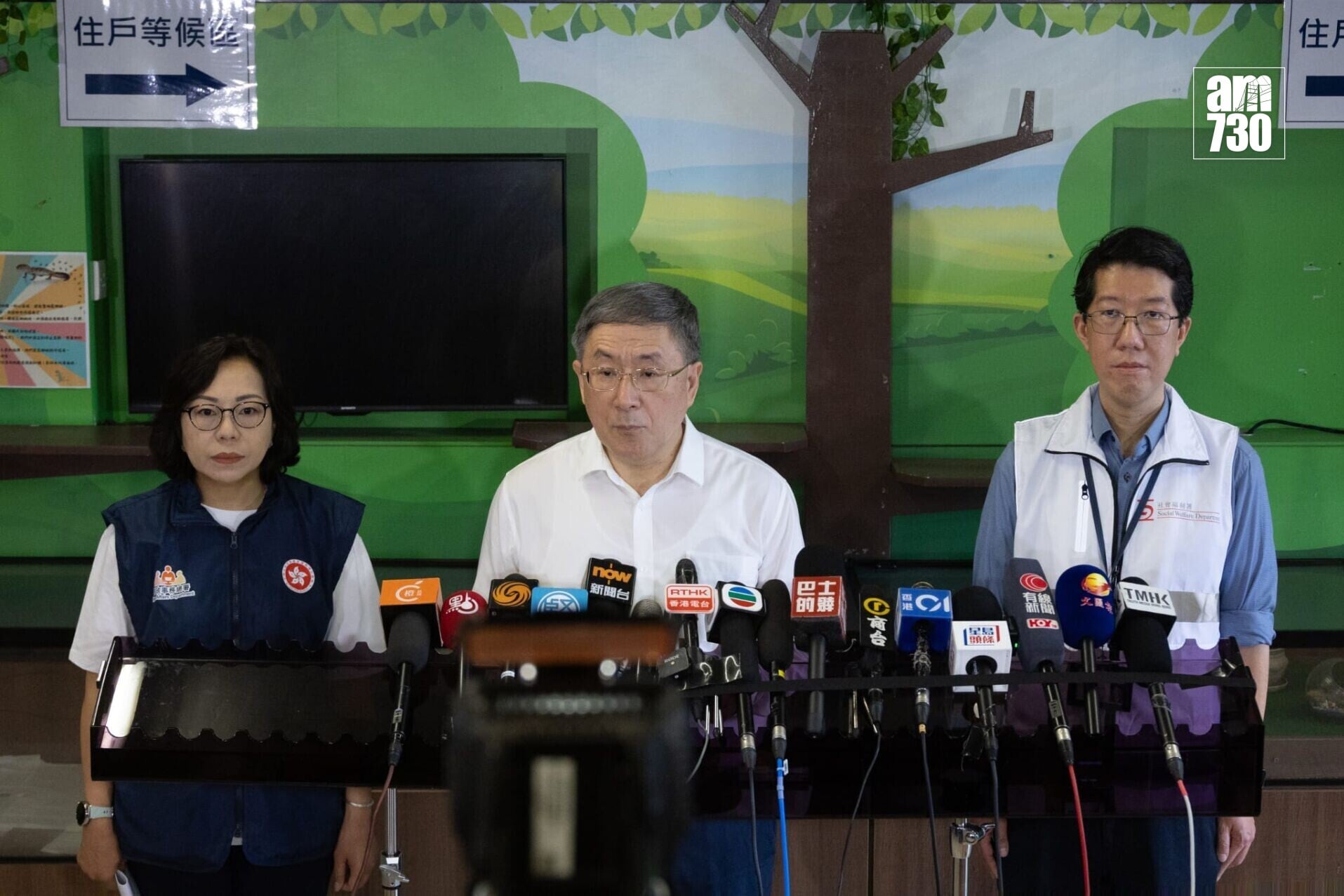 大埔宏福苑七幢受火樓宇居民分批返回單位執拾是第三輪的第一日,政務司副司長卓永興和民政及青年事務局局長麥美娟視察後會見傳媒。(蘇文傑攝)