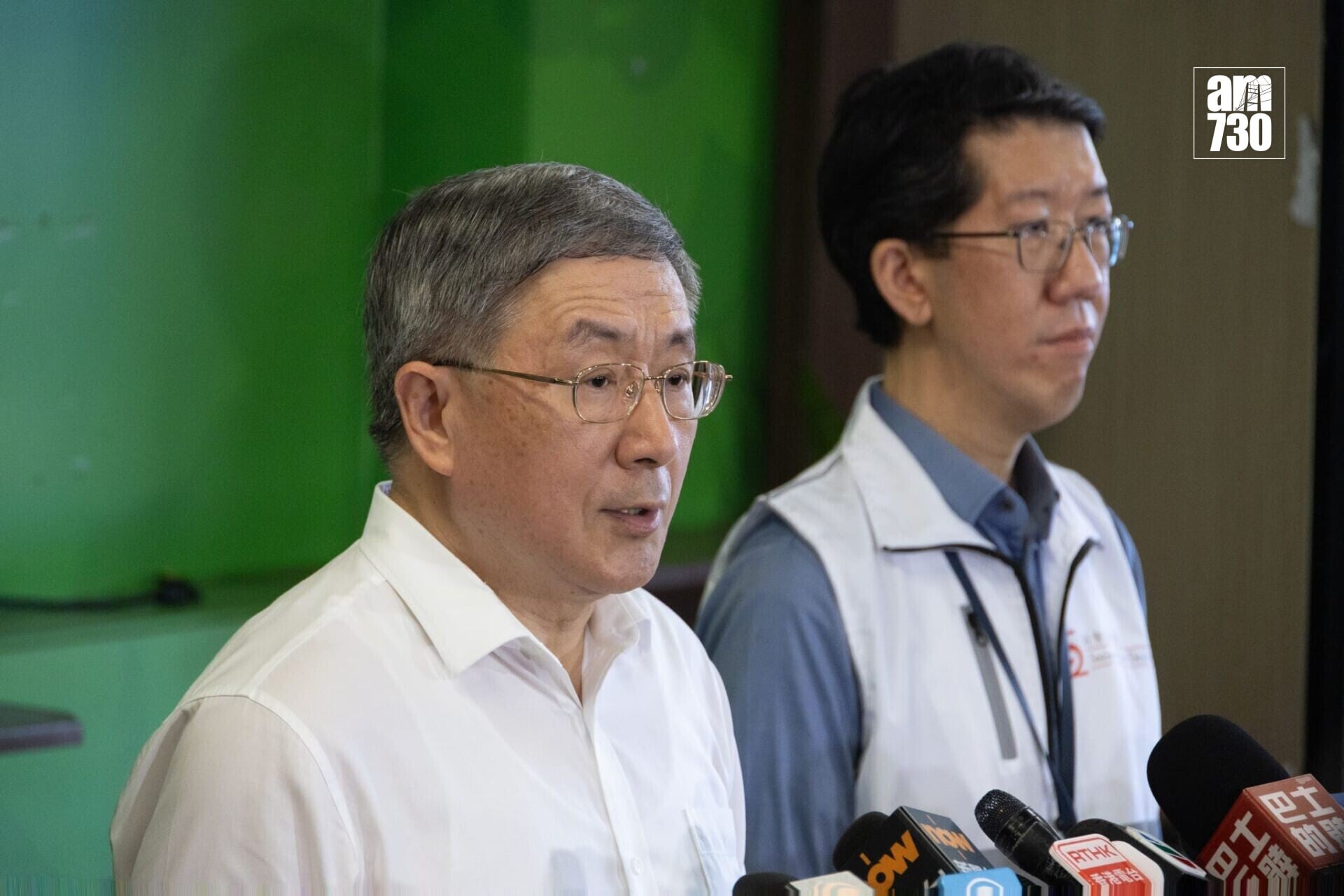 大埔宏福苑七幢受火樓宇居民分批返回單位執拾是第三輪的第一日,政務司副司長卓永興和民政及青年事務局局長麥美娟視察後會見傳媒。(蘇文傑攝)