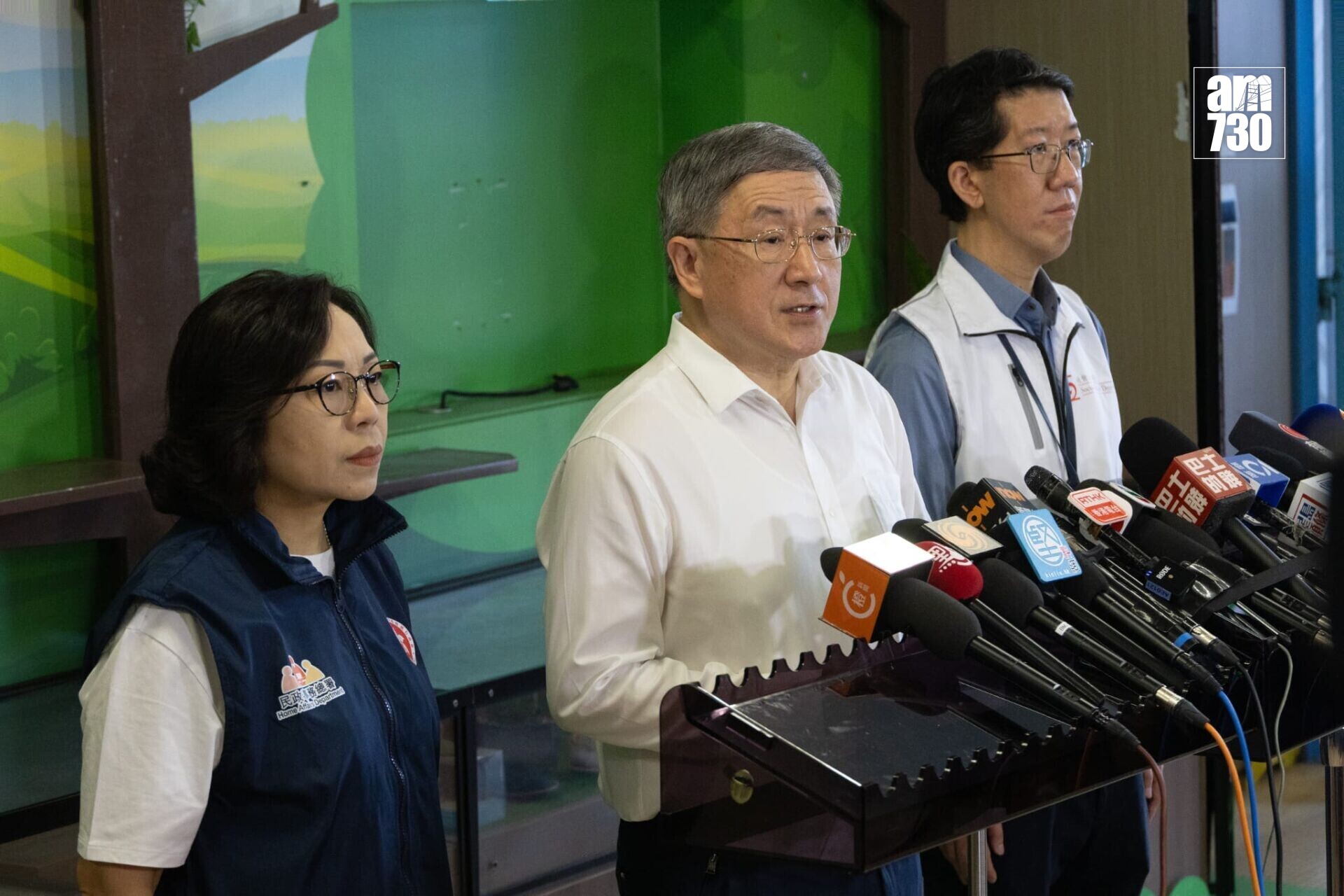 大埔宏福苑七幢受火樓宇居民分批返回單位執拾是第三輪的第一日,政務司副司長卓永興和民政及青年事務局局長麥美娟視察後會見傳媒。(蘇文傑攝)