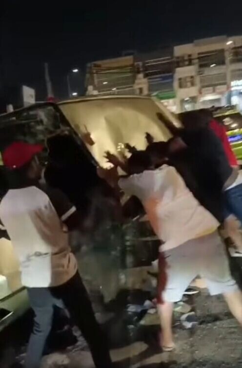 有人嘗試破窗救援,也有人合力扶正汽車。(FB)