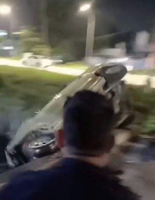 整架車墮入溝渠,連同車內司機一起翻覆在溝中。(X)