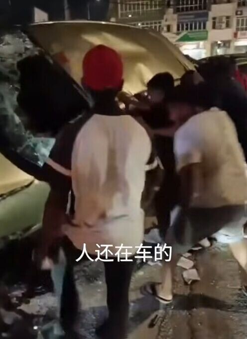 由於汽車位置緊貼溝邊,當汽車一扶正時,立即就失去平衡。(FB)