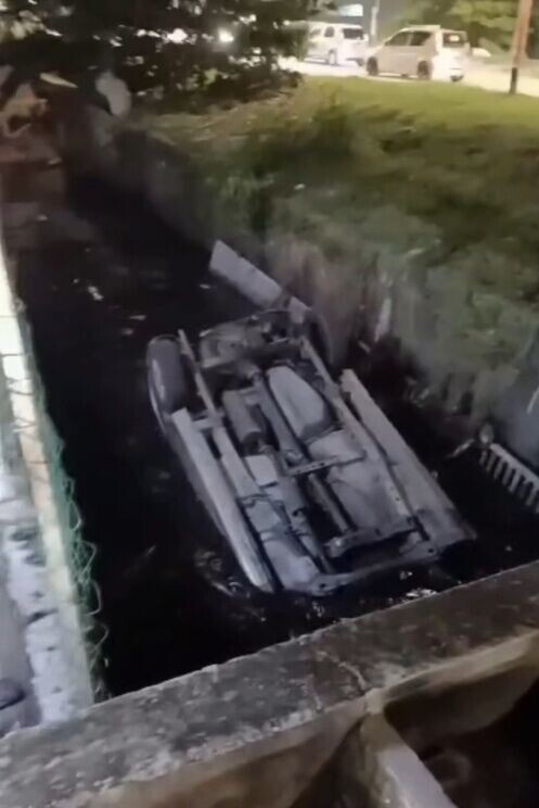 整架車墮入溝渠,連同車內司機一起翻覆在溝中。(X)