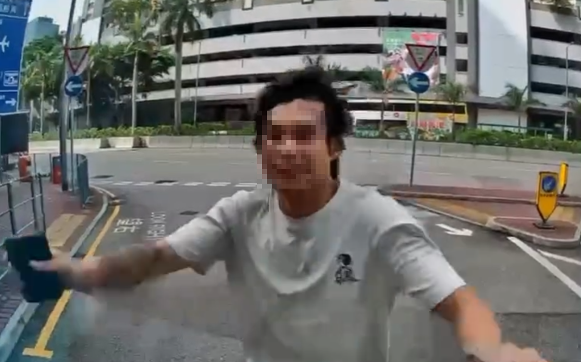 有一名男途人跑向車輛,迎頭撞向車頭玻璃後就轉身跑走(Threads影片截圖)