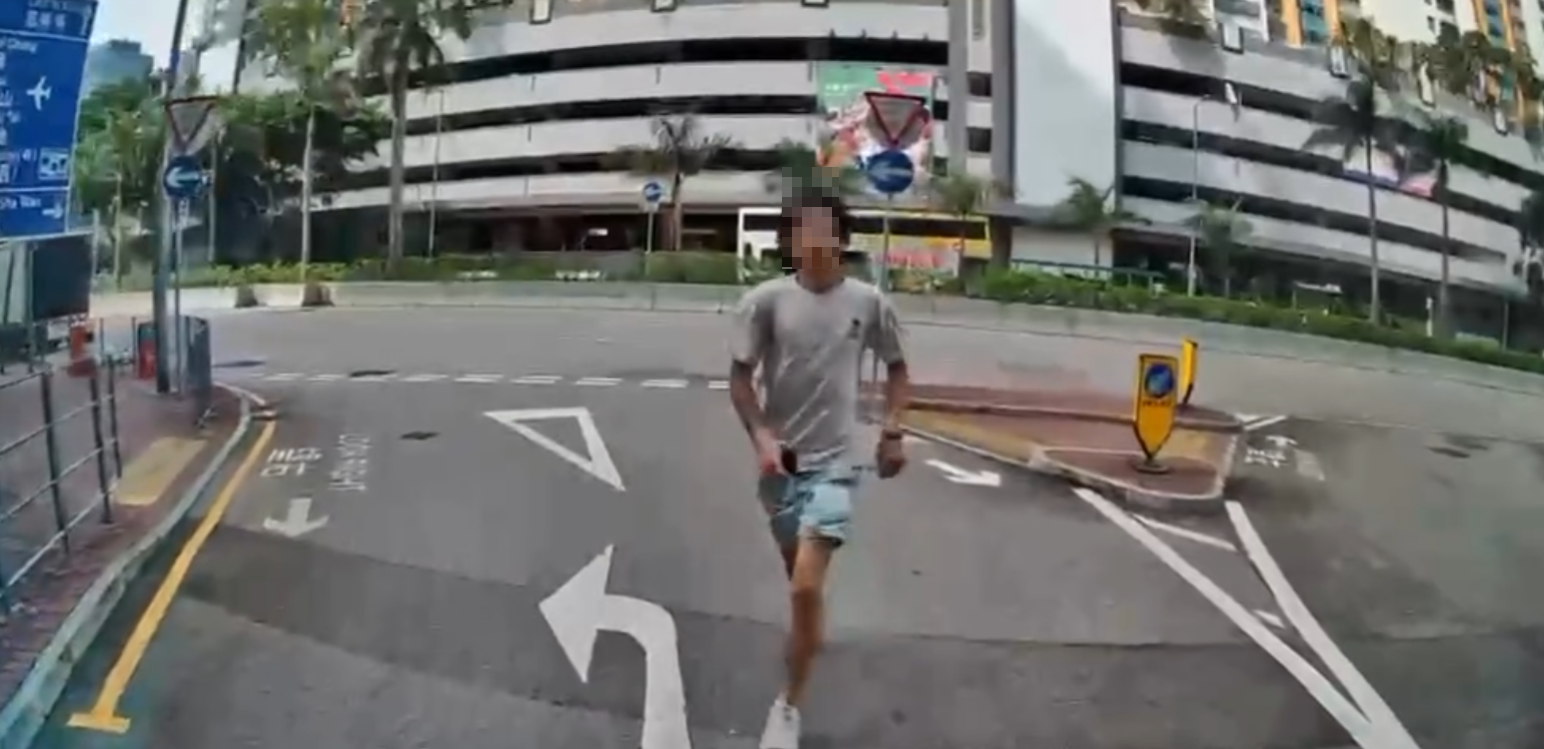 有一名男途人跑向車輛,迎頭撞向車頭玻璃後就轉身跑走(Threads影片截圖)