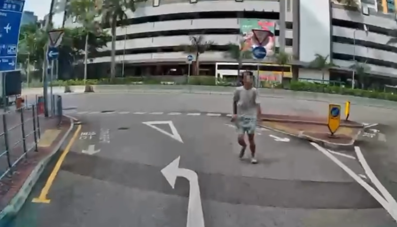 有一名男途人跑向車輛,迎頭撞向車頭玻璃後就轉身跑走(Threads影片截圖)