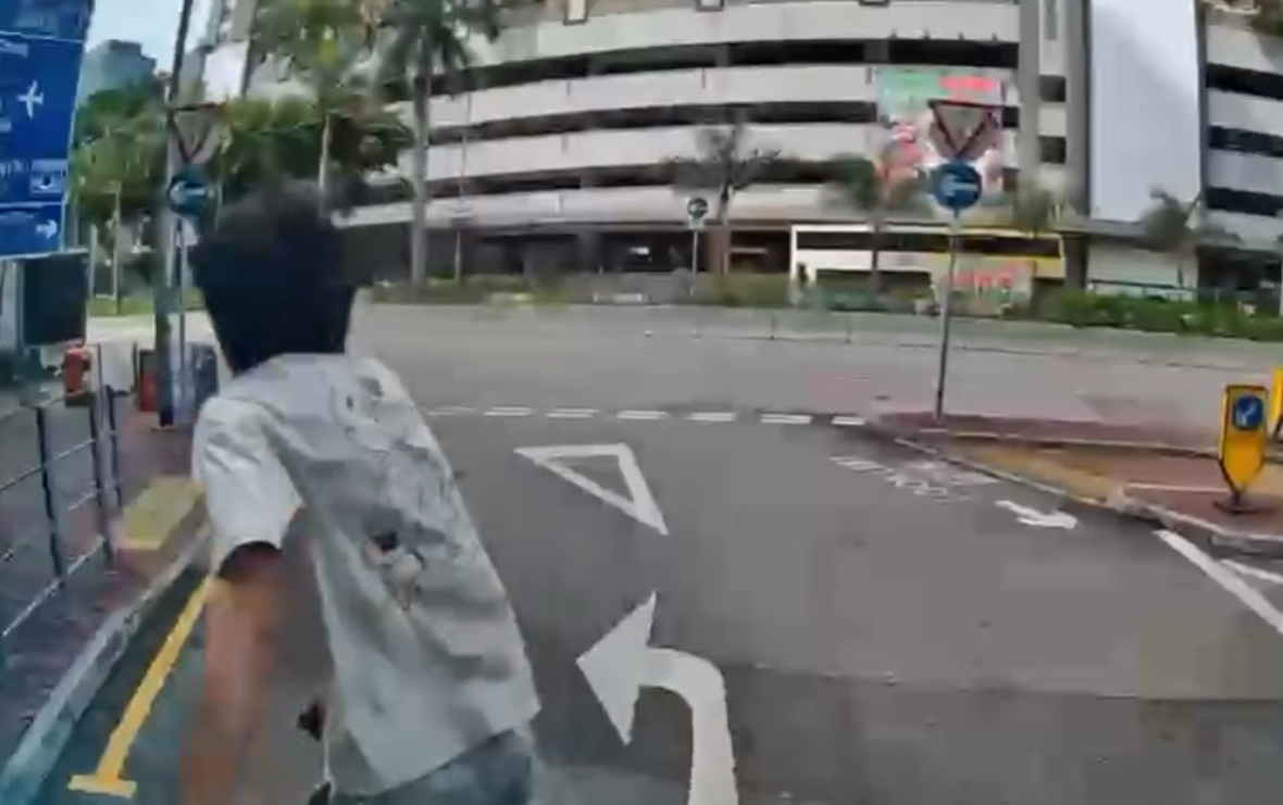 有一名男途人跑向車輛,迎頭撞向車頭玻璃後就轉身跑走(Threads影片截圖)