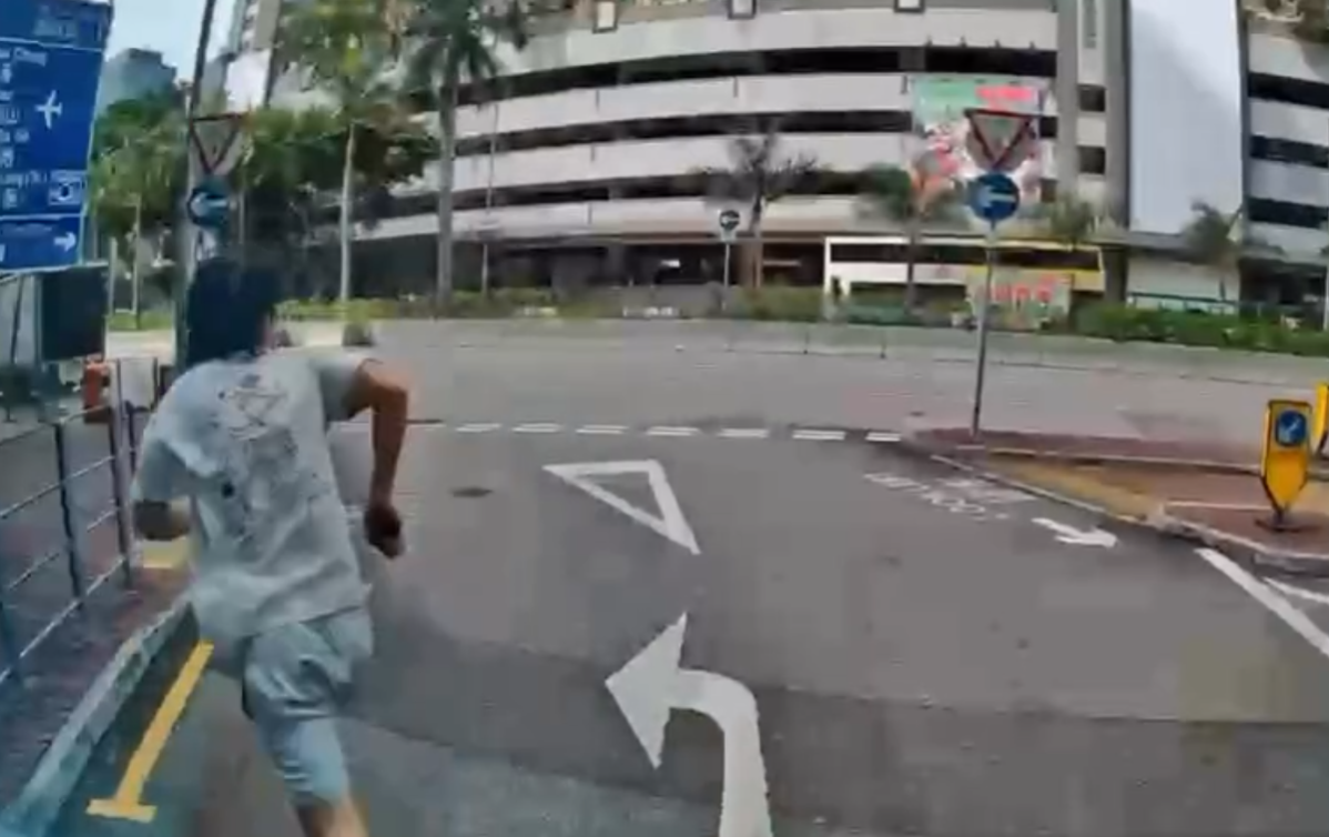 有一名男途人跑向車輛,迎頭撞向車頭玻璃後就轉身跑走(Threads影片截圖)