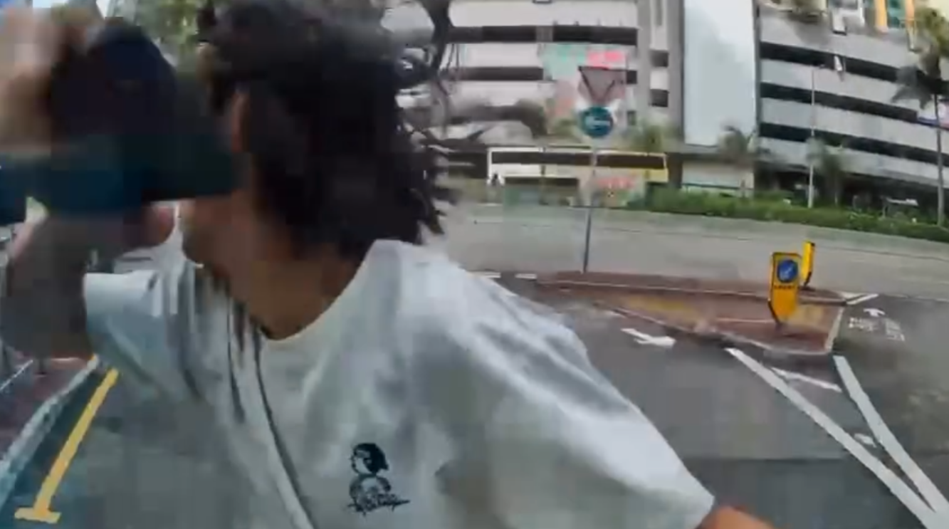 有一名男途人跑向車輛,迎頭撞向車頭玻璃後就轉身跑走(Threads影片截圖)