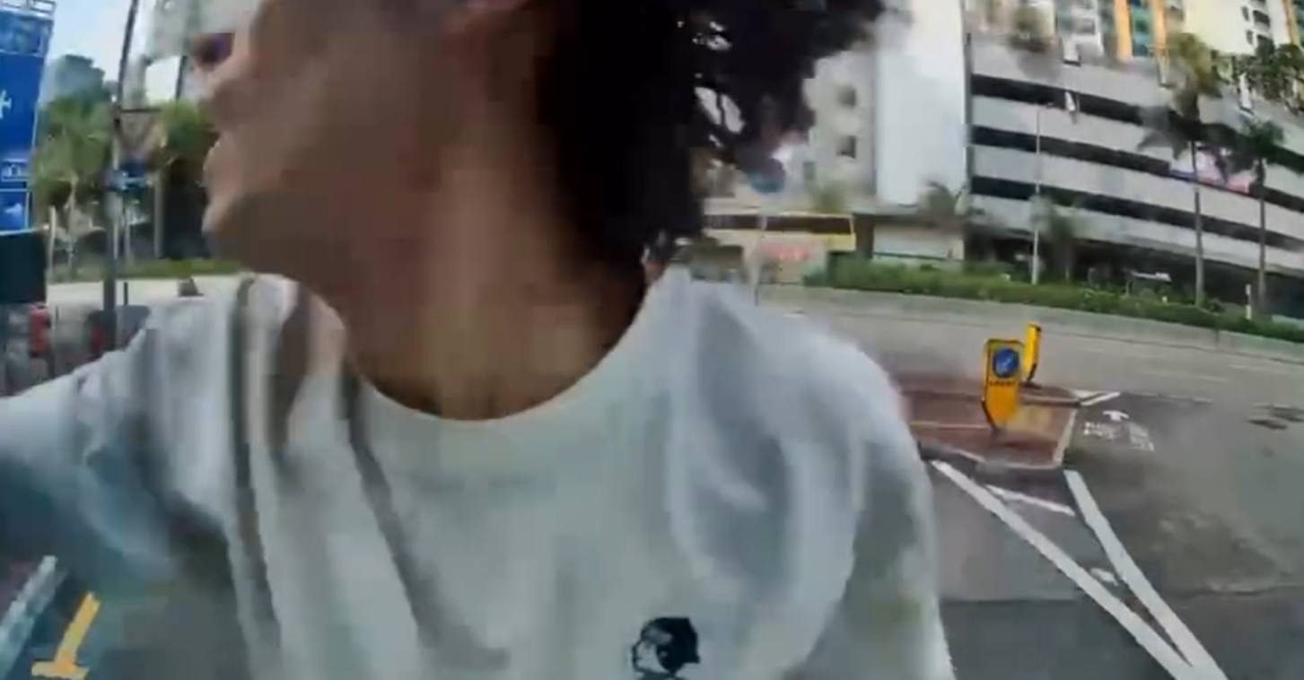 有一名男途人跑向車輛,迎頭撞向車頭玻璃後就轉身跑走(Threads影片截圖)