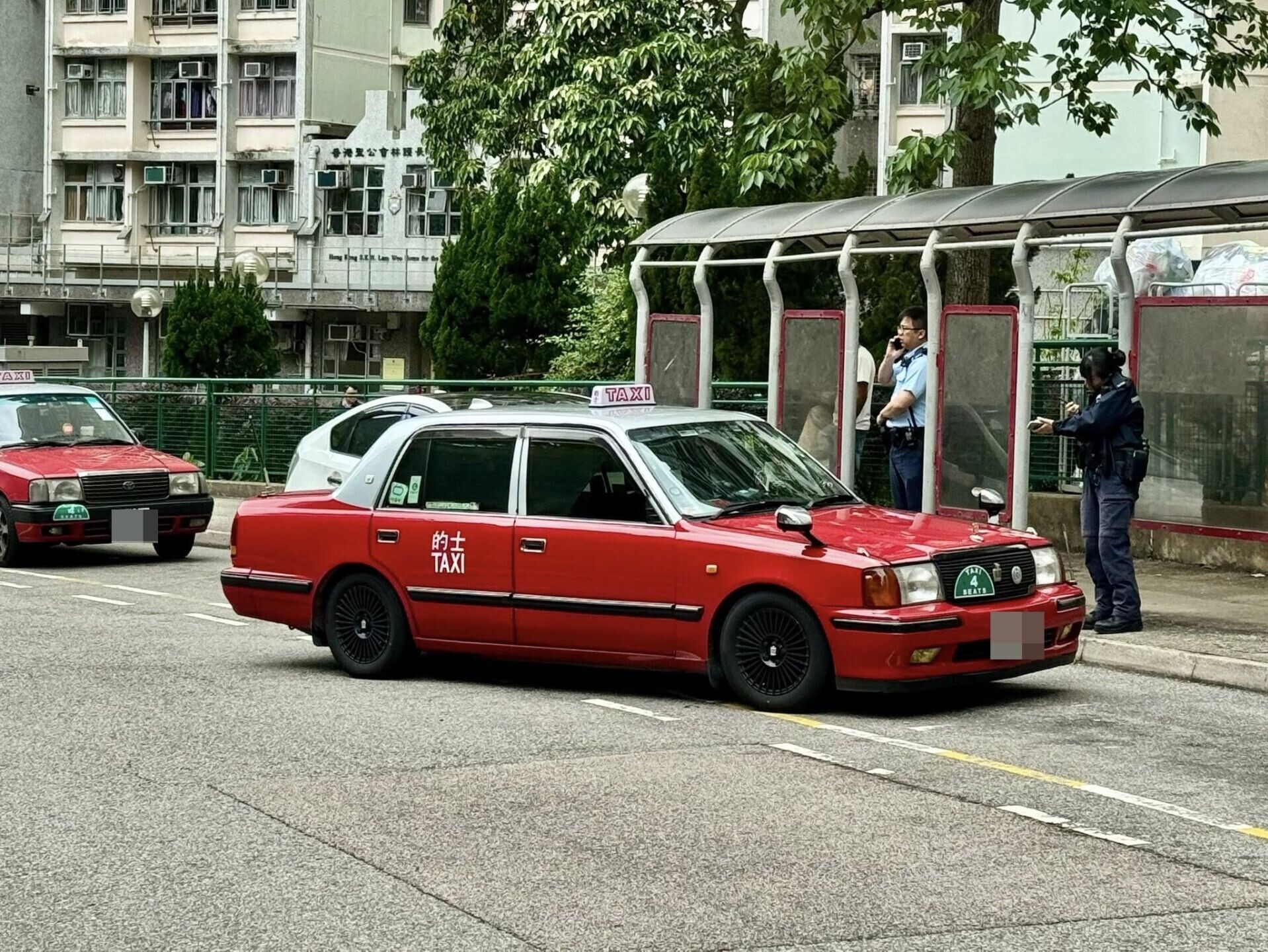 葵涌安蔭邨的士司機遭圍毆,3非華裔男被捕。(馬路的事 (即時交通資訊台))