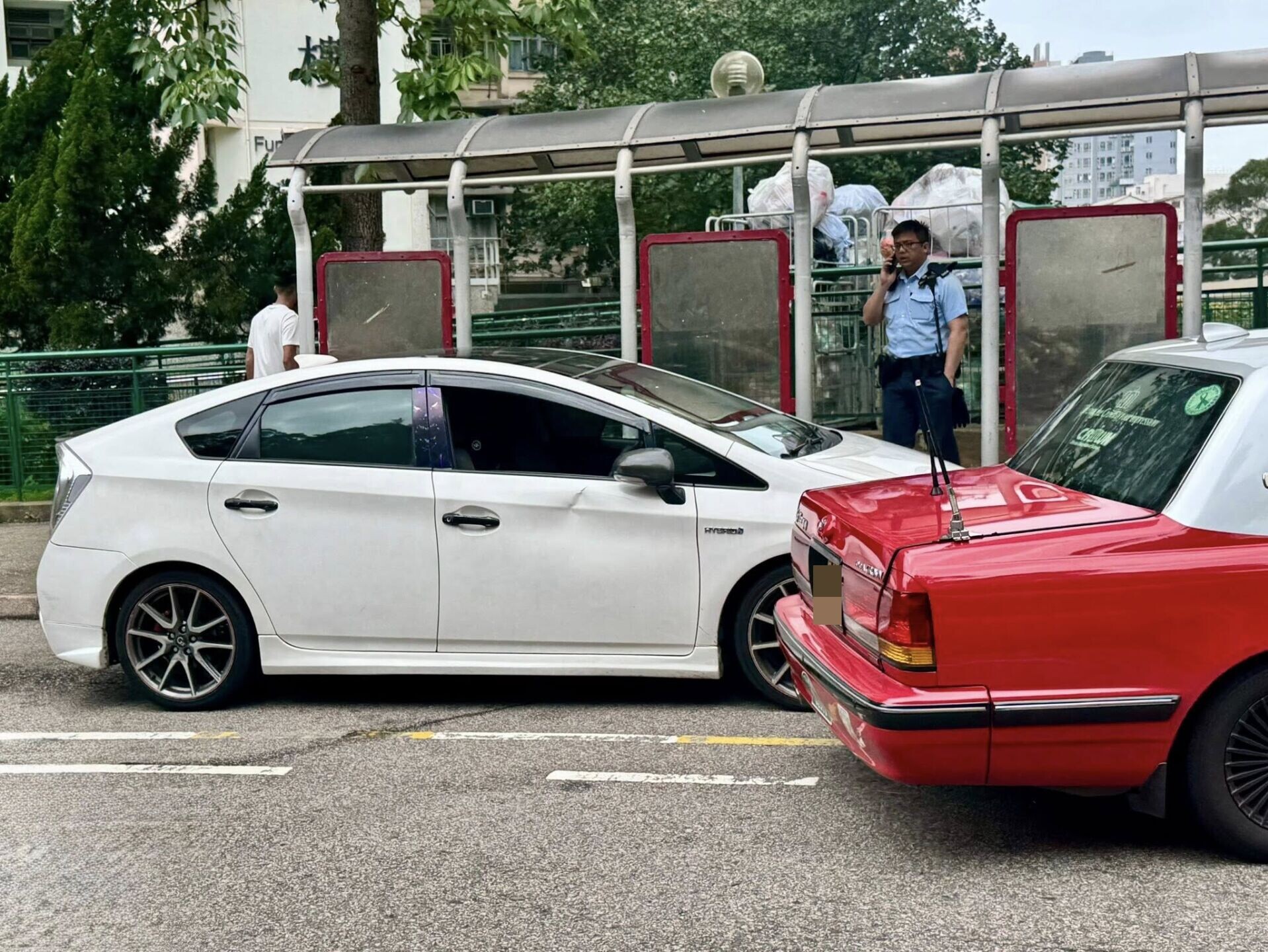 葵涌安蔭邨的士司機遭圍毆,3非華裔男被捕。(馬路的事 (即時交通資訊台))