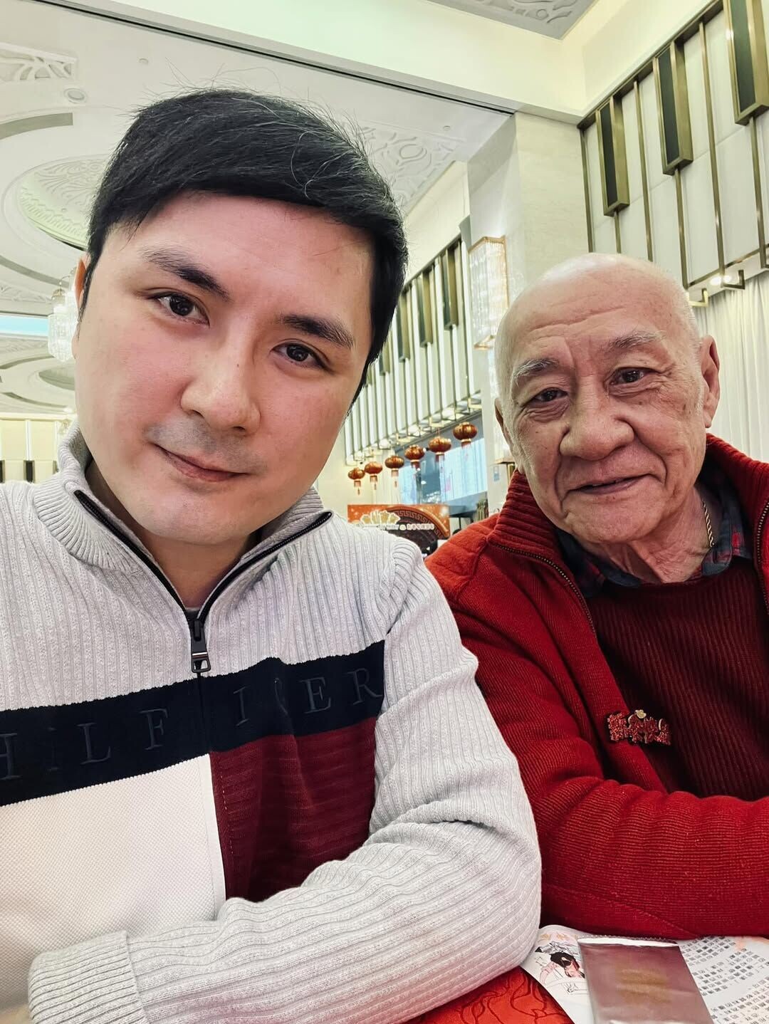李泳豪不時上載與李家鼎的父子照。